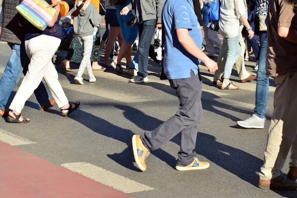 Pessoas Andando Rua Cidade Grande Movimento Borrado Cruzando Resumo — Fotografia de Stock