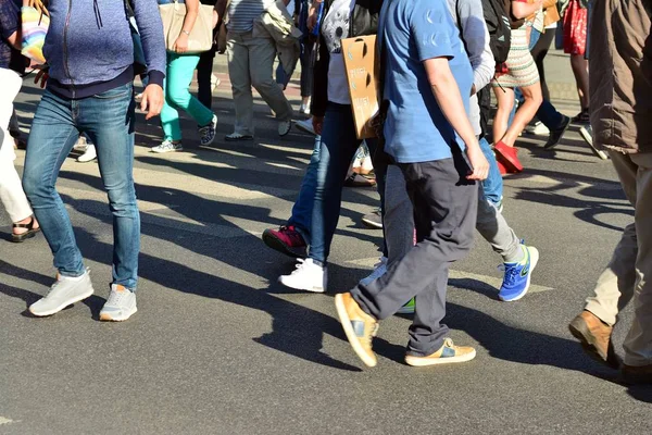 Les Gens Marchent Sur Grande Rue Ville Flou Mouvement Traversant — Photo
