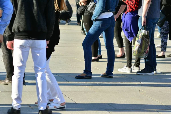 大都会通り ぼやけの動き交差抄録を歩く人 — ストック写真