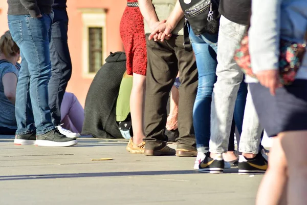 Persone Che Camminano Sulla Grande Strada Della Città Movimento Offuscato — Foto Stock