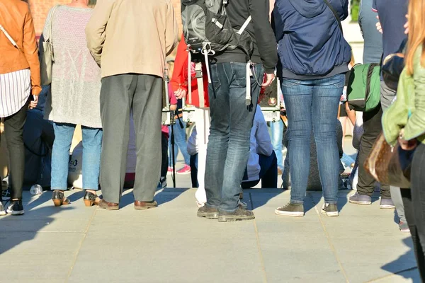 Ludzie Chodzą Duże Miasto Ulica Zaburzenia Ruchu Skrzyźowaniu Streszczenie — Zdjęcie stockowe