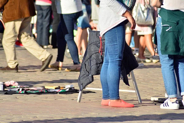 Les Gens Marchent Sur Grande Rue Ville Flou Mouvement Traversant — Photo