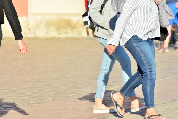 Les Gens Marchent Sur Grande Rue Ville Flou Mouvement Traversant — Photo