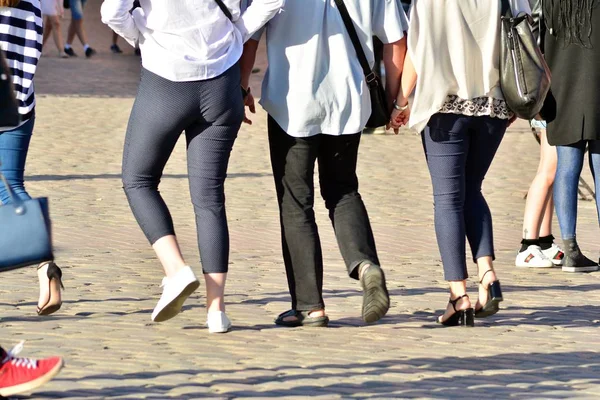 Persone Che Camminano Sulla Grande Strada Della Città Movimento Offuscato — Foto Stock