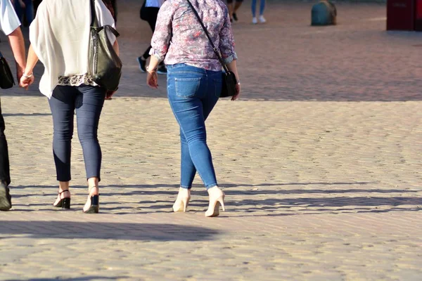 Persone Che Camminano Sulla Grande Strada Della Città Movimento Offuscato — Foto Stock