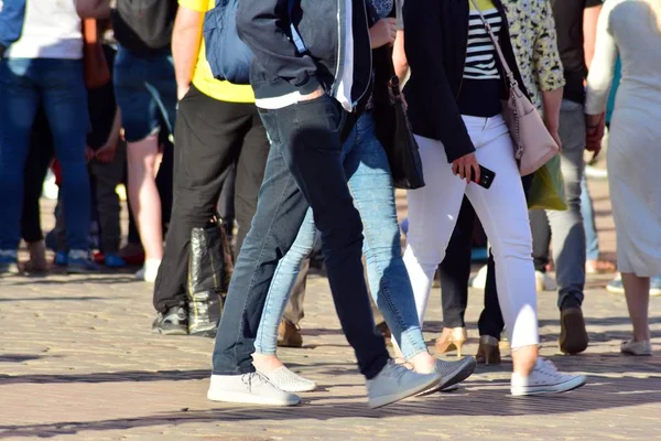 Les Gens Marchent Sur Grande Rue Ville Flou Mouvement Traversant — Photo