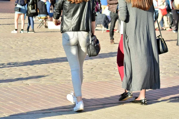 Persone Che Camminano Sulla Grande Strada Della Città Movimento Offuscato — Foto Stock