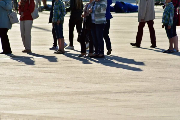 Les Gens Marchent Sur Grande Rue Ville Flou Mouvement Traversant — Photo