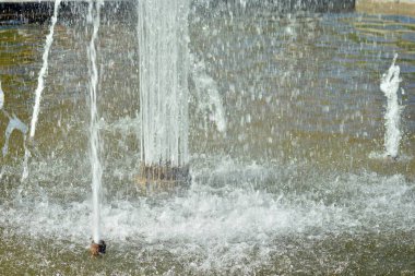 Rainbow su çeşme güneşli bir günde yansıtıyordu.