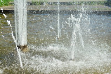 Rainbow su çeşme güneşli bir günde yansıtıyordu.