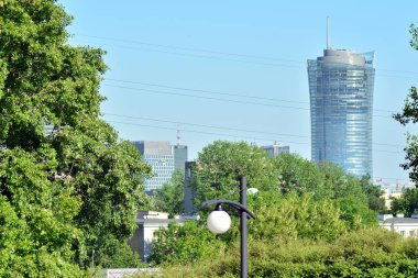 Kamu parki yeşil çim sahası, yeşil ağaç bitki ve bir parti bulutlu mavi gökyüzü ile sahnede güzel park