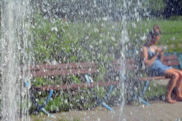 Regenbogen Spiegelt Sich Einem Sonnigen Tag Wasserbrunnen — Stockfoto