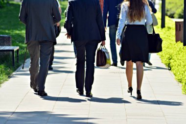 büyük şehir sokak, bulanık hareket kesişen soyut üzerinde yürüyen insanlar