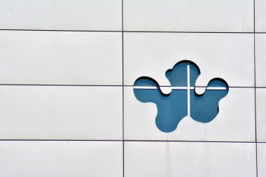 Kentsel arka plan, modern Cam cephe, detay ofis iş Binası.