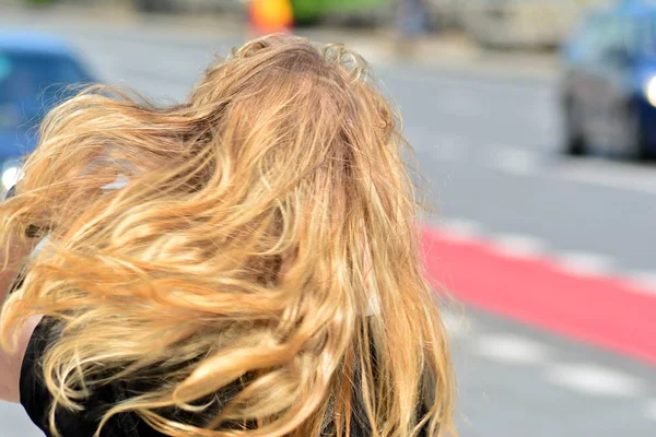 Mujer Rubia Ciudad Desde Atrás — Foto de Stock