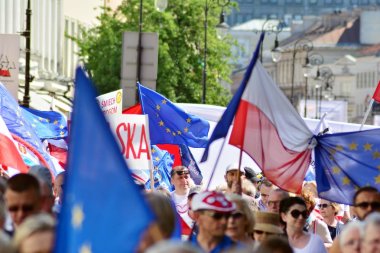 Warsaw.Polans. 12 Mayıs 2018. Özgürlük Mart. Demokrasi aşındırıyor Polonyalılar hükümet, kınamak için Mart