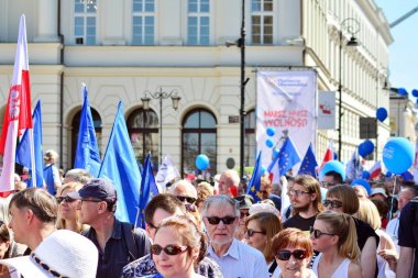 Warsaw.Polans. 12 Mayıs 2018. Özgürlük Mart. Demokrasi aşındırıyor Polonyalılar hükümet, kınamak için Mart