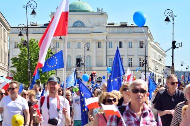 Warsaw.Polans. 12 Mayıs 2018. Özgürlük Mart. Demokrasi aşındırıyor Polonyalılar hükümet, kınamak için Mart