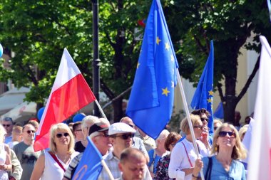Warsaw.Polans. 12 Mayıs 2018. Özgürlük Mart. Demokrasi aşındırıyor Polonyalılar hükümet, kınamak için Mart