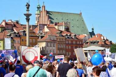 Warsaw.Polans. 12 Mayıs 2018. Özgürlük Mart. Demokrasi aşındırıyor Polonyalılar hükümet, kınamak için Mart