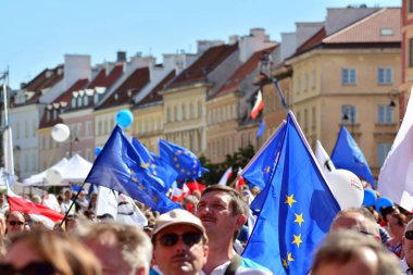 Warsaw.Polans. 12 Mayıs 2018. Özgürlük Mart. Demokrasi aşındırıyor Polonyalılar hükümet, kınamak için Mart