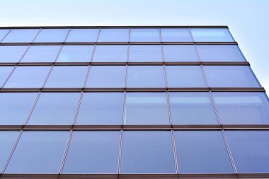Kentsel arka plan, modern Cam cephe, detay ofis iş Binası.