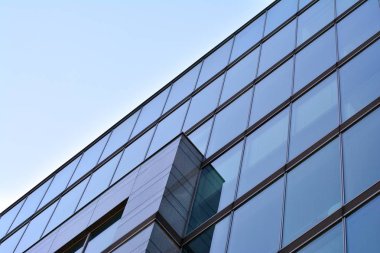 Kentsel arka plan, modern Cam cephe, detay ofis iş Binası.