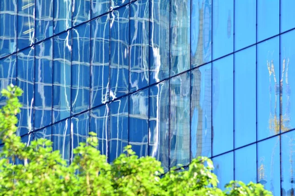 Stedelijke Abstracte Achtergrond Detail Van Moderne Glazen Gevel Zakelijke Kantoorgebouw — Stockfoto