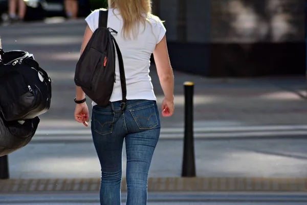 Vista Trasera Una Chica Caminando Por Calle — Foto de Stock
