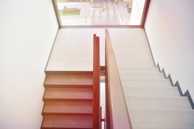 Güneş parlayan modern apartman merdiven camı