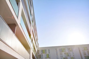 Güneşli bir günde modern apartmanın dış cephesi