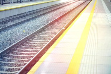 Platform ve demiryolu parçalarının güneş ışığı altında.