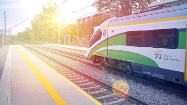 Varşova, Polonya. 2 Kasım 2019. Warszawa Powazki - Tren İstasyonu. Koleje Mazowieckie yolcu treni.