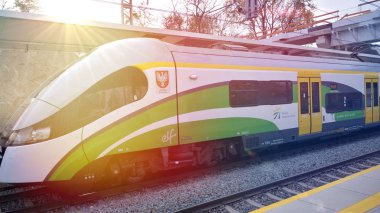 Varşova, Polonya. 2 Kasım 2019. Warszawa Powazki - Tren İstasyonu. Koleje Mazowieckie yolcu treni.