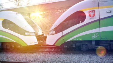 Varşova, Polonya. 2 Kasım 2019. Warszawa Powazki - Tren İstasyonu. Koleje Mazowieckie yolcu treni.