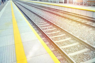 Platform ve demiryolu parçalarının güneş ışığı altında.