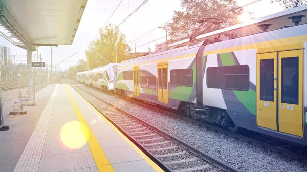 Varşova, Polonya. 2 Kasım 2019. Warszawa Powazki - Tren İstasyonu. Koleje Mazowieckie yolcu treni.