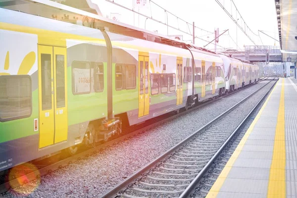 Varşova, Polonya. 2 Kasım 2019. Warszawa Powazki - Tren İstasyonu. Koleje Mazowieckie yolcu treni.