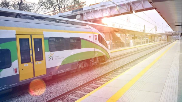 Varşova, Polonya. 2 Kasım 2019. Warszawa Powazki - Tren İstasyonu. Koleje Mazowieckie yolcu treni.