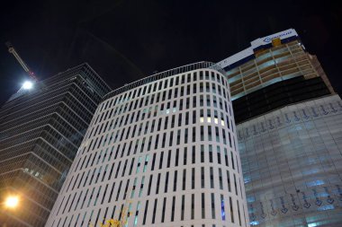 Varşova, Polonya. 5 Kasım 2019. Geceleri bir Skyliner ofis binasının inşaatı.