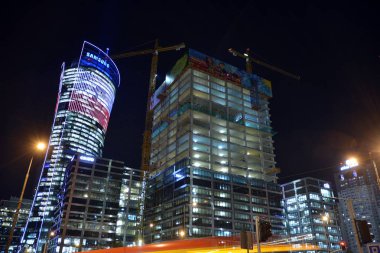 Varşova, Polonya. 5 Kasım 2019. Geceleri bir Jenerasyon Park ofis binası inşaatı.