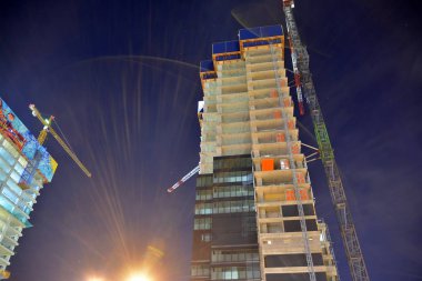 Varşova, Polonya. 5 Kasım 2019. Gece bir Birim Kulesi ofis binası inşaatı.