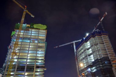 Varşova, Polonya. 5 Kasım 2019. Geceleri bir Jenerasyon Park ofis binası inşaatı.