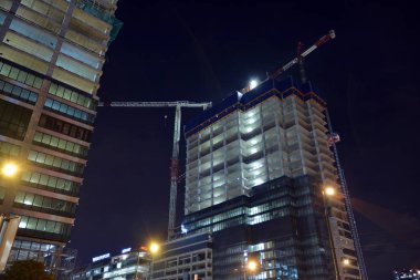 Varşova, Polonya. 5 Kasım 2019. Gece bir Birim Kulesi ofis binası inşaatı.