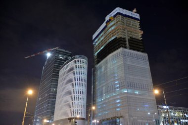 Varşova, Polonya. 5 Kasım 2019. Geceleri bir Skyliner ofis binasının inşaatı.