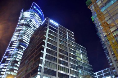 Varşova, Polonya. 5 Kasım 2019. Geceleri bir Jenerasyon Park ofis binası inşaatı.