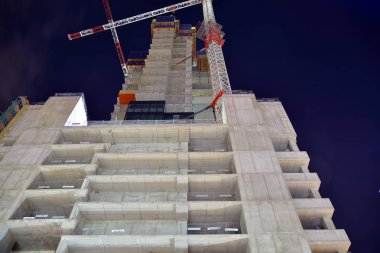 Varşova, Polonya. 5 Kasım 2019. Gece bir Birim Kulesi ofis binası inşaatı.