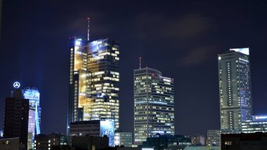 Varşova, Polonya. 5 Kasım 2019. Varşova 'nın gökdelenli gece manzarası.