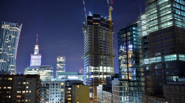 Varşova, Polonya. 5 Kasım 2019. Geceleri Varso Place ofis binası inşaatı.