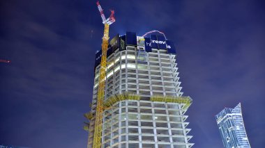 Varşova, Polonya. 5 Kasım 2019. Geceleri Varso Place ofis binası inşaatı.